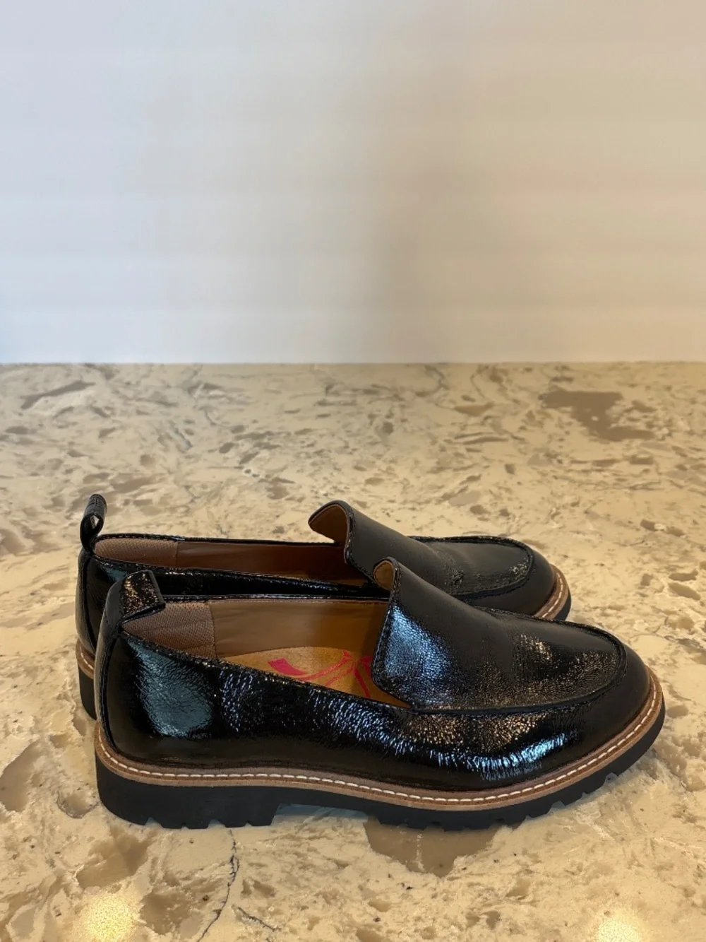 Comforting Align Lindee Black Patent Leather Lug Sole Loafers 6W